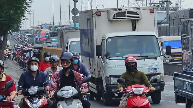 Lật xe tải chở ván gỗ, đường Lê Đức Anh kẹt xe kéo dài - Ảnh 2.