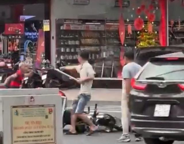 Công an TP.HCM khởi tố 2 người đánh nhau sau va chạm ở phường Tân Hưng- Ảnh 2.