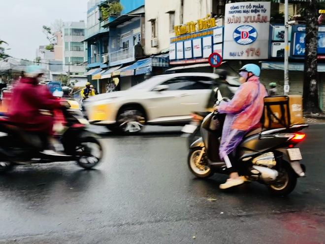 Sáng ngày vía Thần tài, TP.HCM mưa trái mùa trên diện rộng, cảnh báo mưa lớn- Ảnh 5.