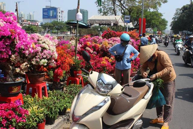 Chợ hoa 'Trên bến dưới thuyền' hot rần rần: Giới trẻ check-in trước giờ G - Ảnh 5.