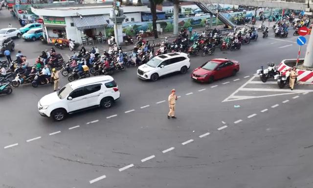 CSGT TP.HCM đồng loạt ra quân hỗ trợ người dân về quê đón Tết - Ảnh 6.