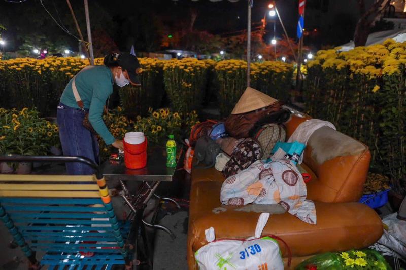 Gia đình 5 người sống 'dã chiến', đánh cược vào 10 ngày bán hoa tết - Ảnh 6.