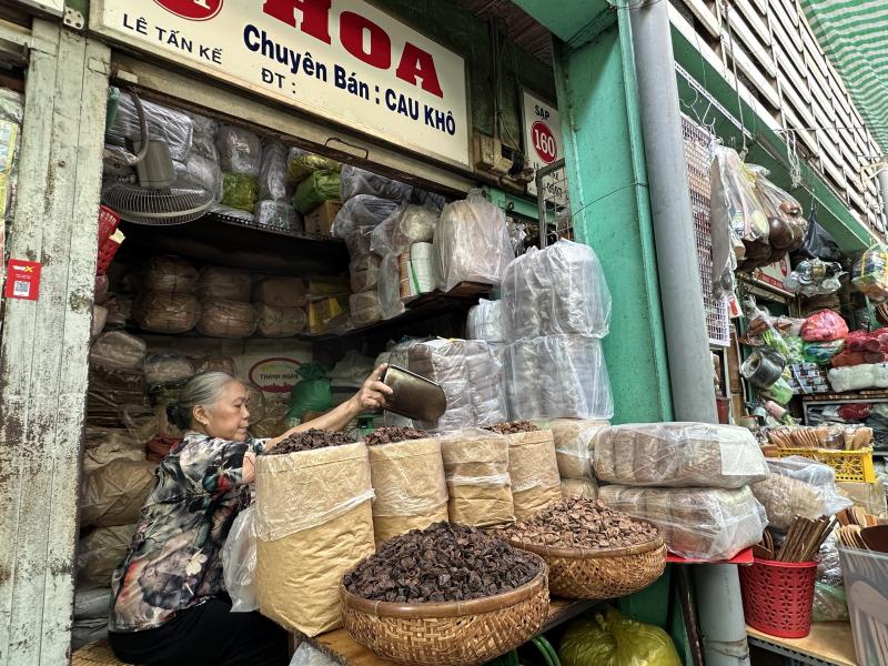 Phía trước rộn ràng, phía sau lặng lẽ ở chợ Bình Tây mùa cận tết  - Ảnh 6.