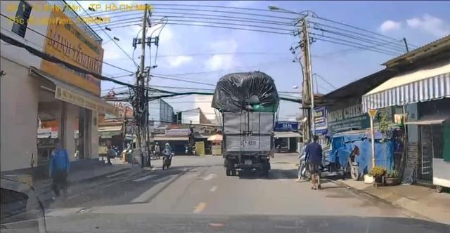 Phạt nặng tài xế xe tải chở hàng vượt quá chiều cao gây tai nạn - Ảnh 1.