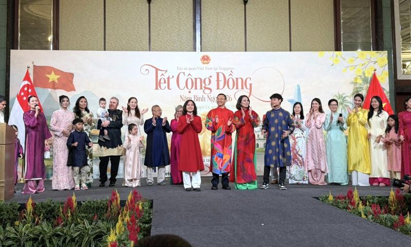Tết Nguyên đán 2026: Màn múa ấn tượng của người Việt tại Singapore - Ảnh 1.