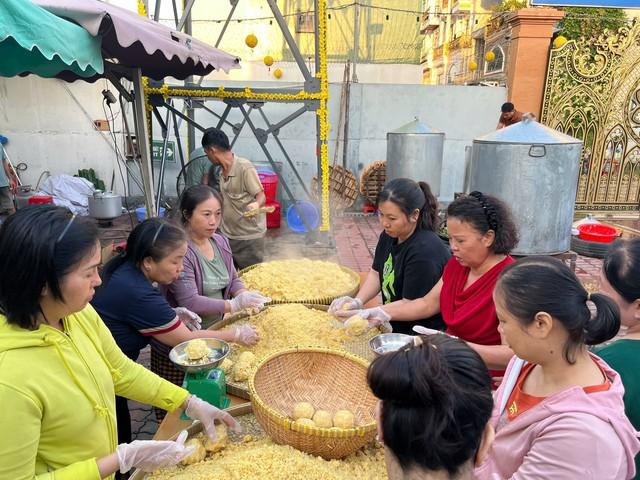 Người Công giáo ở TP.HCM đến nhà thờ gói bánh chưng làm điều đặc biệt dịp tết  - Ảnh 3.