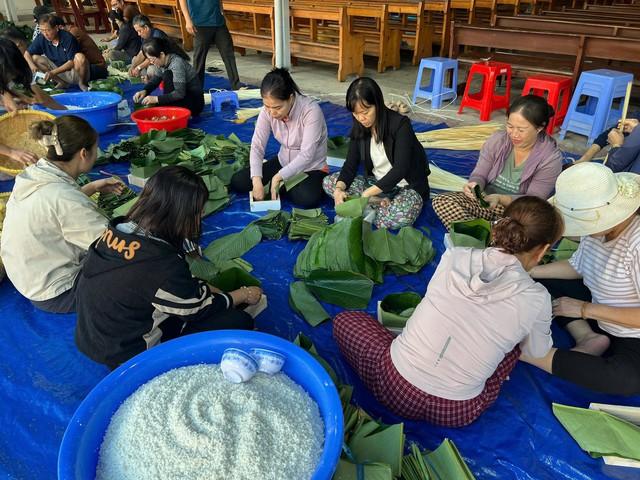 Người Công giáo ở TP.HCM đến nhà thờ gói bánh chưng làm điều đặc biệt dịp tết  - Ảnh 5.