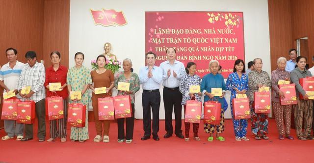 Ủy viên Bộ Chính trị Nguyễn Thanh Nghị thăm, tặng quà tết ở Cà Mau - Ảnh 2.