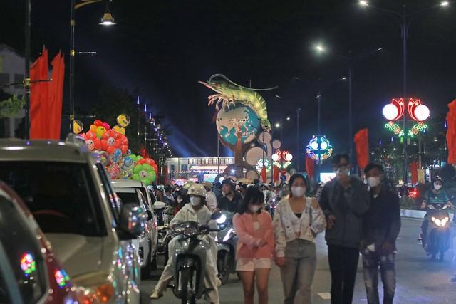 Cà Mau giao thừa quảng trường chật kín người, pháo hoa thắp niềm tin năm mới- Ảnh 2.