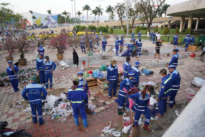 Công nhân môi trường lặng lẽ dọn rác trước giao thừa: 'Thấy phố sạch, chúng tôi ấm lòng'- Ảnh 3.