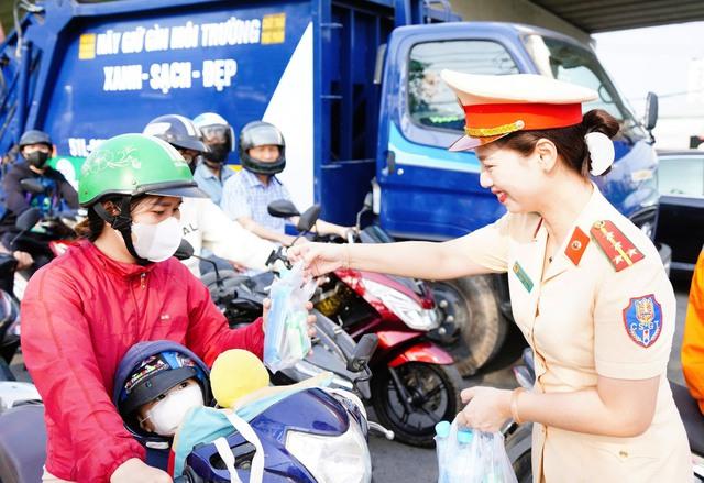CSGT xử lý xe khách chở quá người, đi sai làn đường trên quốc lộ 14 - Ảnh 2.