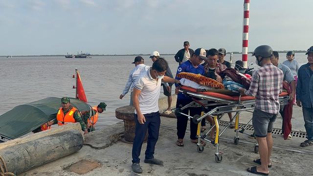 Cấp cứu thuyền trưởng nghi bị đột quỵ khi đang điều khiển tàu cá trên biển - Ảnh 2.