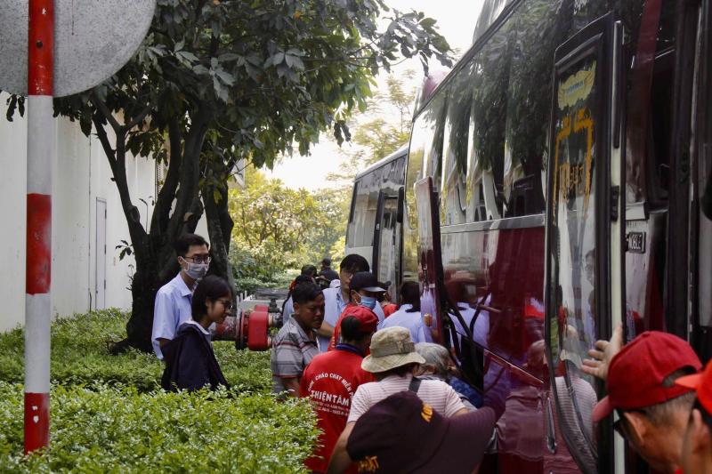 Hàng trăm bệnh nhân ung thư về quê đón tết: 'Cầm vé mà nước mắt trào ra'- Ảnh 8.