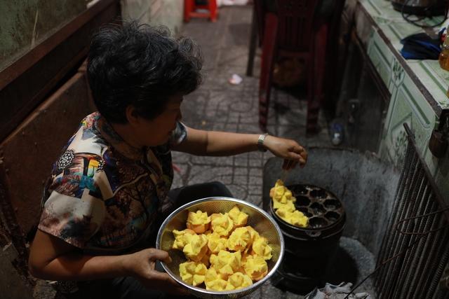 Chợ Bà Hoa thơm mùi bánh, mùi mắm xứ Quảng: Tết không về, vào chợ là thấy quê - Ảnh 6.