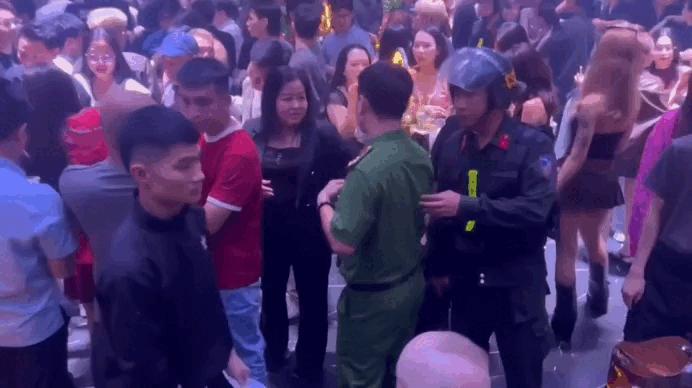 Đột kích quán bar trung tâm TP.HCM, phát hiện 17 người dương tính ma túy - Ảnh 1.