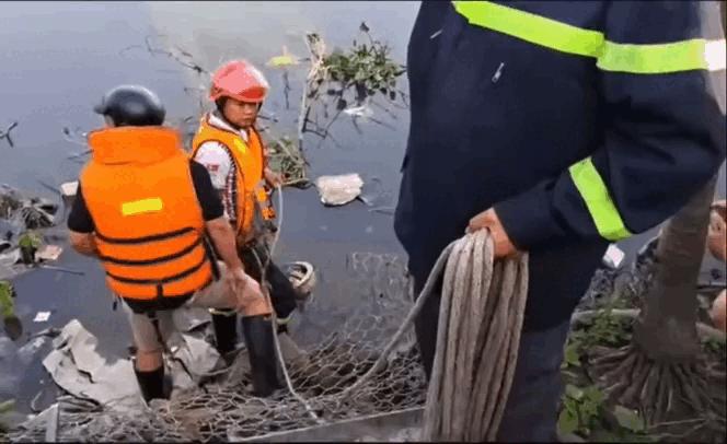Sập nhà ven sông ở TP.HCM, 2 người bị thương- Ảnh 2.
