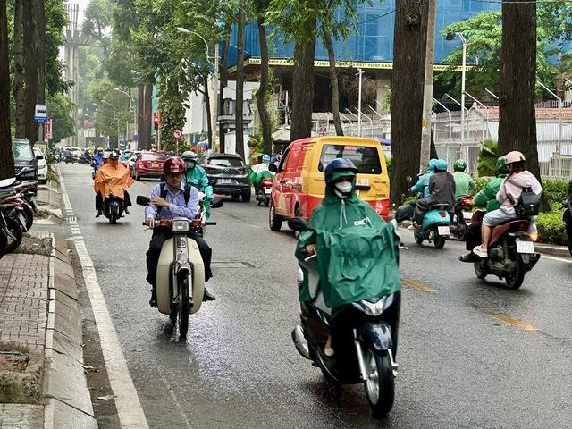 Mưa trái mùa bất ngờ xuất hiện ở TP.HCM và Nam bộ - Ảnh 1.