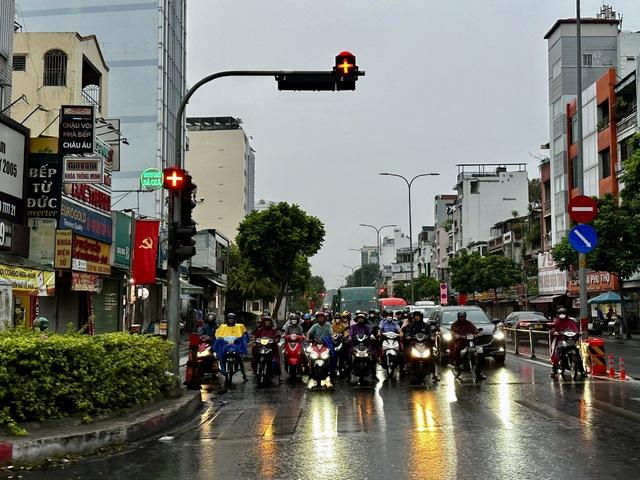 Sáng ngày vía Thần tài, TP.HCM mưa trái mùa trên diện rộng, cảnh báo mưa lớn- Ảnh 1.