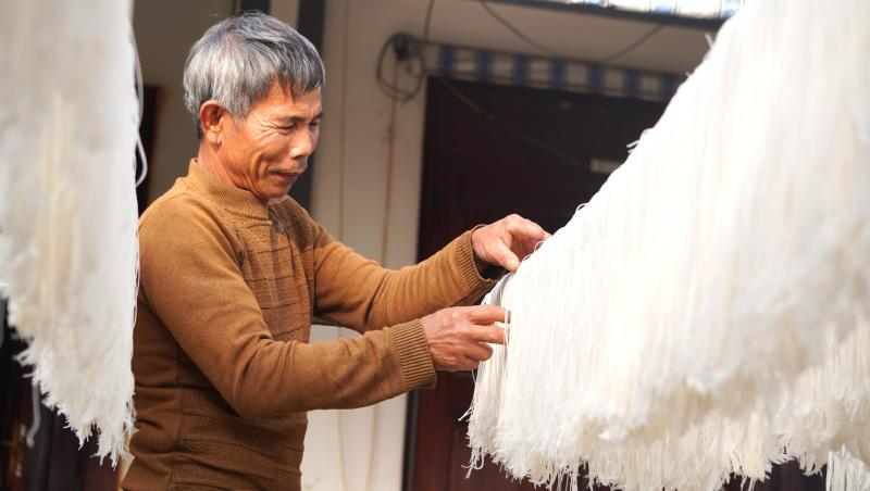 Cuộc sống ấm no, hạnh phúc nhờ làm miến gạo- Ảnh 1.