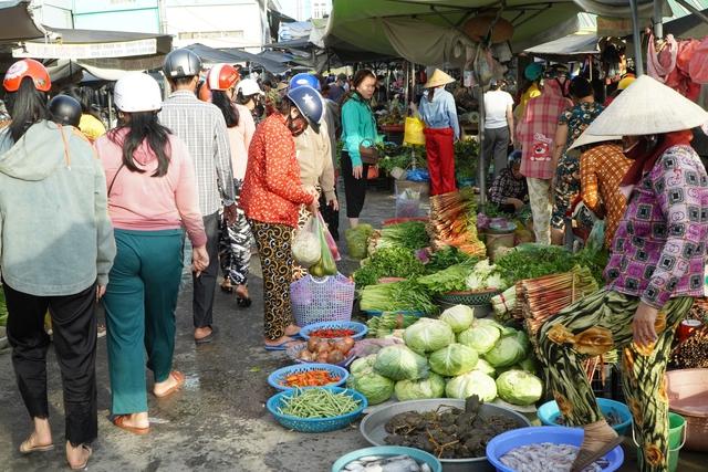 Chợ quê  miền Tây 29 tết: bánh 2.000 đồng, rau mua 1.000 đồng vẫn bán - Ảnh 4.