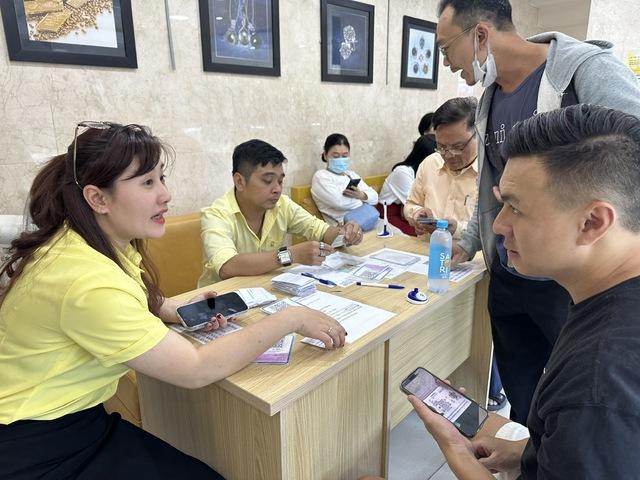 Khách ‘rồng rắn’ xếp hàng mua vàng trước ngày Thần tài, công ty tăng khối lượng bán- Ảnh 5.