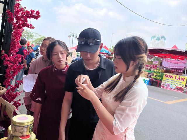 Chợ hoa 'Trên bến dưới thuyền' hot rần rần: Giới trẻ check-in trước giờ G - Ảnh 8.