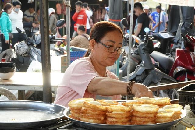 Chợ quê  miền Tây 29 tết: bánh 2.000 đồng, rau mua 1.000 đồng vẫn bán - Ảnh 7.