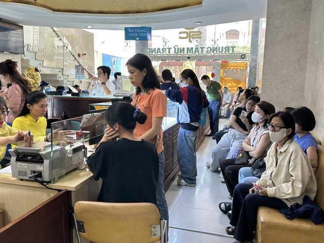 Khách ‘rồng rắn’ xếp hàng mua vàng trước ngày Thần tài, công ty tăng khối lượng bán- Ảnh 2.
