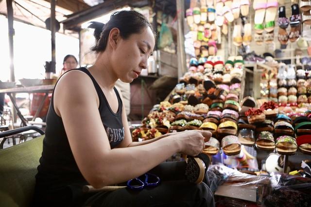 Chợ Tân Định níu chân khách bằng những giá trị thủ công - Ảnh 8.