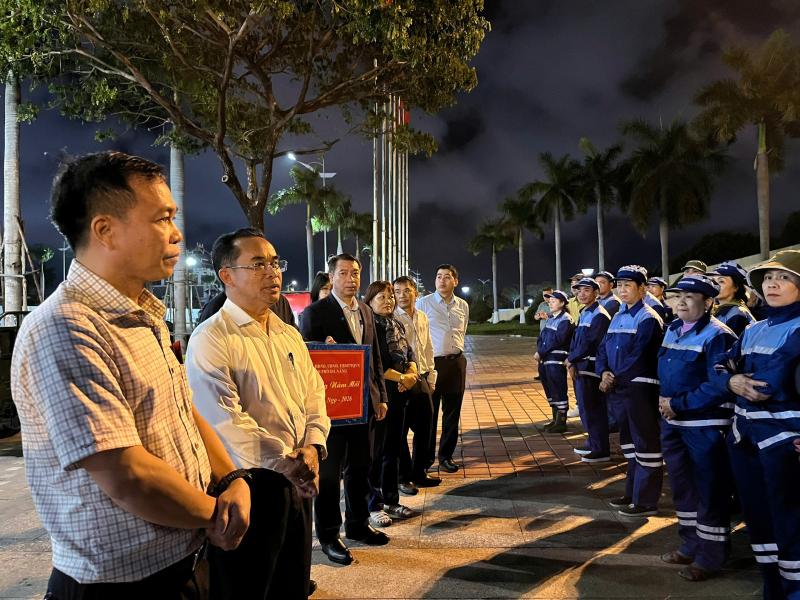 Công nhân môi trường lặng lẽ dọn rác trước giao thừa: 'Thấy phố sạch, chúng tôi ấm lòng'- Ảnh 6.
