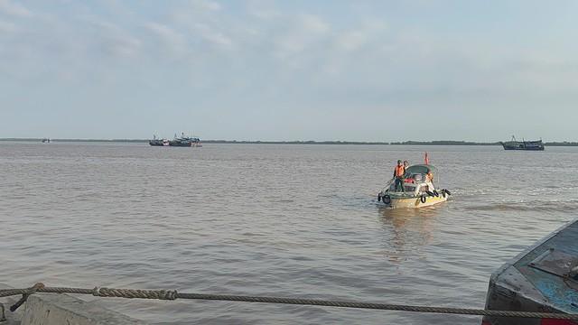 Cấp cứu thuyền trưởng nghi bị đột quỵ khi đang điều khiển tàu cá trên biển - Ảnh 1.