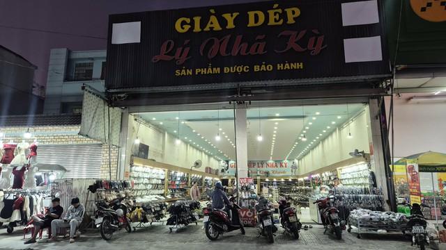 Khu phố thời trang đìu hiu dù chỉ còn vài ngày nữa tới tết - Ảnh 4.