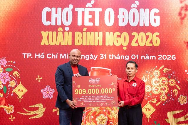 Coca-Cola cùng Hội Chữ thập đỏ ‘dệt’ mùa tết ấm áp cho hoàn cảnh khó khăn - Ảnh 1.