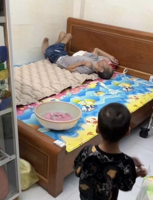 Nghỉ việc để chăm sóc cha bị tai biến: Hành trình đầy cảm động của anh Tuấn - Ảnh 3.