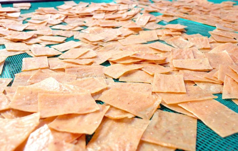 Cận tết, làng bánh phồng tôm ở Cà Mau tăng tốc, đơn hàng tăng 30%   - Ảnh 4.