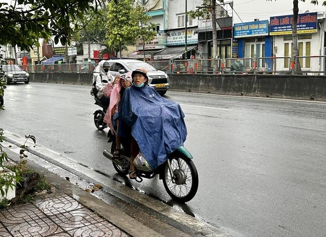 Sáng ngày vía Thần tài, TP.HCM mưa trái mùa trên diện rộng, cảnh báo mưa lớn- Ảnh 4.