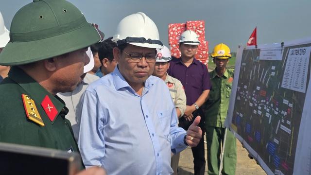 Cao tốc Châu Đốc – Cần Thơ – Sóc Trăng: Hơn 200 người làm việc xuyên Tết - Ảnh 1.