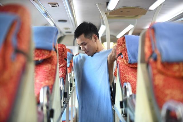 Giao thừa trên quốc lộ: Chuyện của những tài xế xe khách ngày cận tết - Ảnh 1.