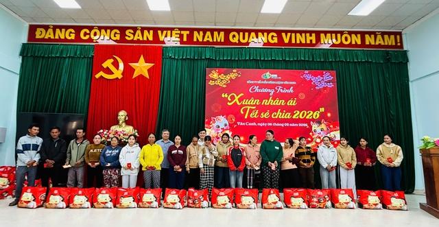 350 hộ dân khó khăn ở xã Vân Canh được trao quà Tết - Ảnh 2.