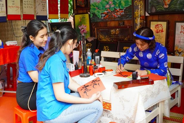 ‘Bà đồ’ trẻ tặng chữ thư pháp ngày xuân - Ảnh 2.