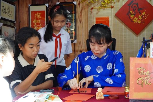 ‘Bà đồ’ trẻ tặng chữ thư pháp ngày xuân - Ảnh 4.