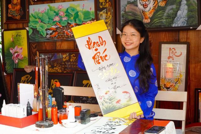 ‘Bà đồ’ trẻ tặng chữ thư pháp ngày xuân - Ảnh 3.