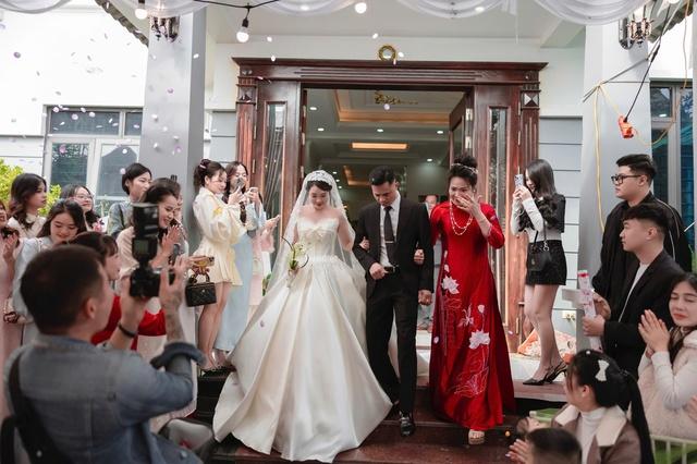 Tam ca đặc biệt trong lễ vu quy: Ba mẹ xúc động hát cùng con gái - Ảnh 4.