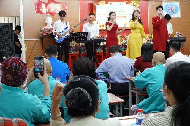 Người trẻ mang âm nhạc, quà tết đến Bệnh viện Ung bướu Cần Thơ - Ảnh 2.