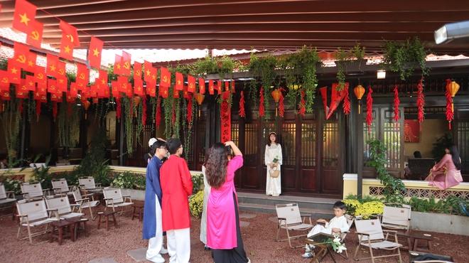 Đút túi trăm triệu nhờ dịch vụ chụp ảnh áo dài tết - Ảnh 8.