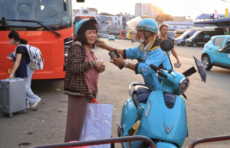Rời TP.HCM về quê ăn tết Bính Ngọ: Đây là ngày Bến xe Miền Tây đông nhất- Ảnh 2.