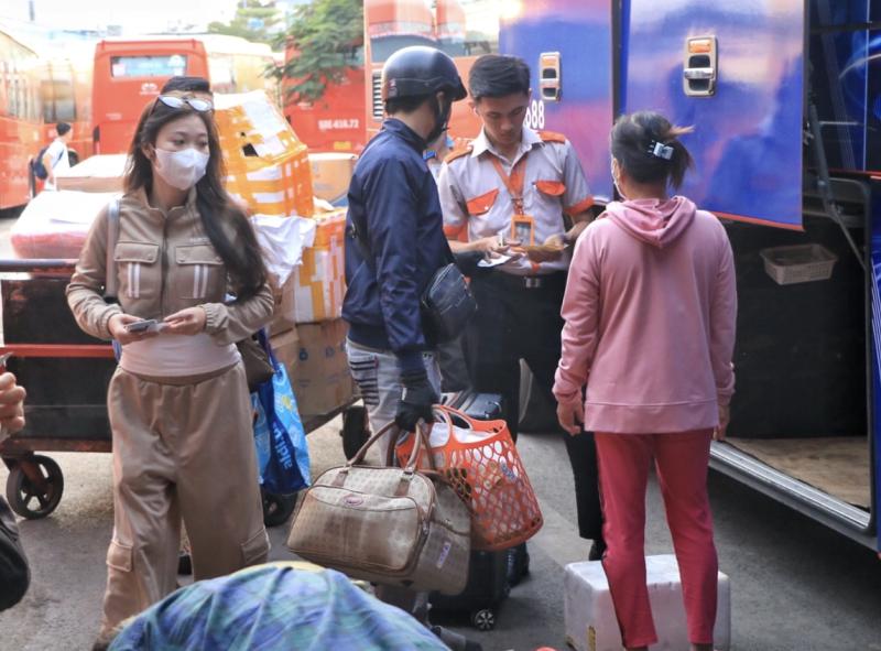 Rời TP.HCM về quê ăn tết Bính Ngọ: Đây là ngày Bến xe Miền Tây đông nhất- Ảnh 1.