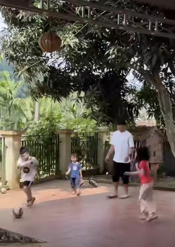 Thủ môn Bùi Tiến Dũng về quê đón tết: Nhóc tì lai gây sốt, cực đáng yêu- Ảnh 3.