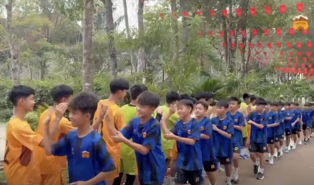 Lê Huỳnh Đức chính thức gia nhập Học viện HAGL, được thủ môn Trung Kiên chào đón- Ảnh 1.