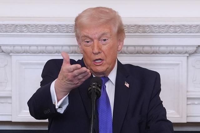 Ông Trump gọi phán quyết về thuế quan của tòa án là 'sự ô nhục' - Ảnh 1.
